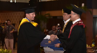 Bupati Arifin Raih Gelar Magister dari Universitas Airlangga