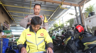 Terapi Energi Polisi RW  Aiptu Ony Kristiyan Bantu Sembuhkan Warga Sakit di Kediri