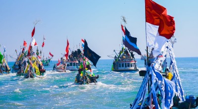 FOTO: Kemeriahan Tradisi Petik Laut Kraksaan Probolinggo