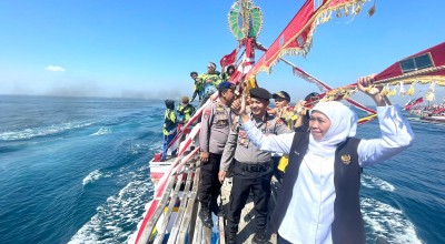 Moment Gubernur Khofifah Larut dalam Tradisi Petik Laut Kraksaan Probolinggo