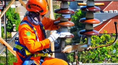 PLN Bersihkan 1.188 Keping Isolator Jaringan SUTT 150 kV di Sidoarjo