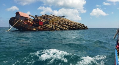Kapal Tongkang Bermuatan Kayu Terdampar di Masalembu Sumenep Akibat Cuaca Ekstrem