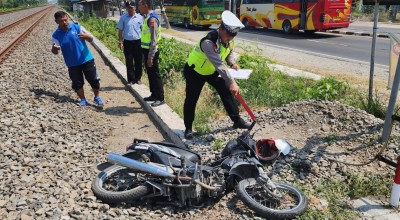 Terpelanting, Pemotor Lamongan Selamat Usai Terhantam KA Komuter, Hati-hati Loh Cah!