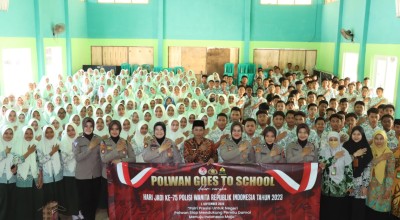 Polwan Cantik Ajak Siswa di Sumenep Bijak Bermedsos