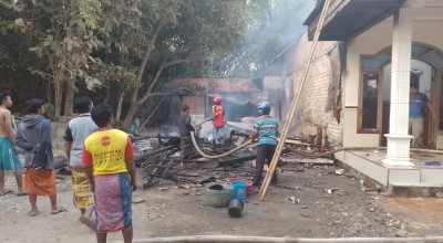 Kebakaran Gudang Kayu di Bangkalan Sambar Atap Rumah Warga