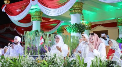 Puluhan Ribu Warga Jatim Larut dalam Zikir dan Selawat Bareng Habib Syech di Grahadi