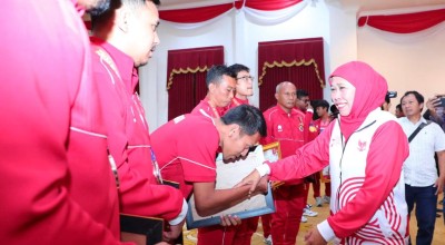 Gubernur Khofifah Anugerahi Jer Basuki Mawa Beya Atlet-Pelatih Berprestasi di ASEAN Para Games 2023