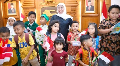 42 Anak Ikut Upacara di Luar Halaman Grahadi Tertangkap Kamera, Khofifah Lakukan Ini