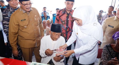 Kunjungi Bangkalan, Gubernur Khofifah Serahkan Bantuan ke Lansia