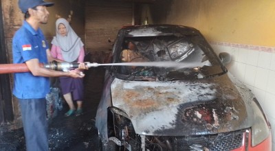 Mobil dan Motor Mantan Sekwan Bangkalan Hangus Terbakar, Api Diduga dari Korsleting Mesin