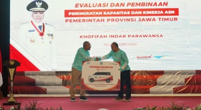 Pemprov dan Bank Jatim Sapa ASN dan Serahkan Bantuan Ambulans di Pamekasan