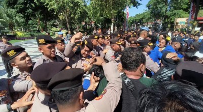 Demo PMII di Balai Kota Surabaya Berlangsung Anarkis