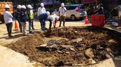 Aspal Jalan Pasar Kembang Surabaya yang Merekah Rawan Ambles, Ini Solusi PDAM
