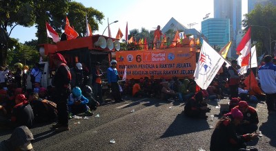 Ratusan Buruh Unjuk Rasa di depan Grahadi Surabaya, Meminta Kenaikan Upah 15%