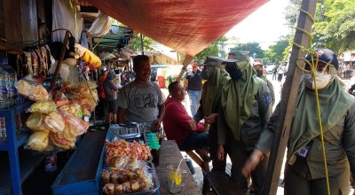 Satpol PP Surabaya Tertibkan Pedagang Liar di Luar Pasar Keputran