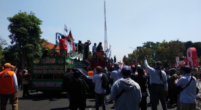 Ratusan Penghuni Tanah Surat Ijo Unjuk Rasa di Depan Balai Kota Surabaya