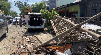 Hindari Motor, Innova Seruduk Warung di Kabupaten Ponorogo