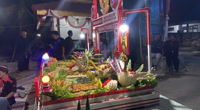 Warga Berjajar Sepanjang 78 Meter Santap Tumpeng Besar di Malam Tirakatan Ponorogo