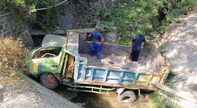 Truk Pengangkut Pasir Terjun Bebas di Sungai Pomahan Ponorogo