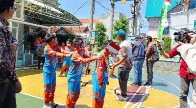 Siswa Bertopeng Tokoh Nasional Berlomba Lari Bendera di Mudipat Surabaya