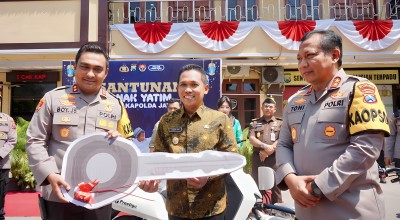 Cak Thoriq Serahkan Bantuan Operasional Motor Listrik untuk Polres Lumajang