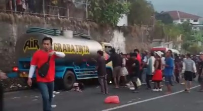 Truk Tabrak Karnaval, Bakomstra Demokrat Jatim, Gudang Boneka Terbakar