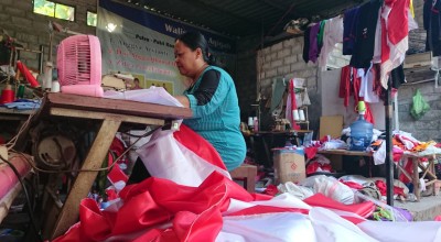 Perajin Bendera dan Umbul-umbul di Tulungagung Mulai Kebanjiran Pesanan