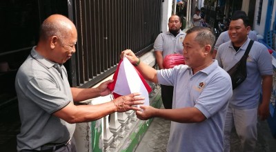 Wartawan di Tulungagung Bagikan Bendera Gratis