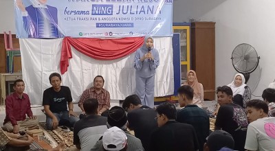 Anggota Komisi D DPRD Surabaya Juliana Cangkrukan di Lebak Rejo, Ini Sambatan Warga