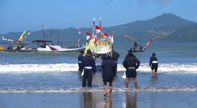 Nelayan Pantai Sidem Tulungagung Gelar Upacara Larung Sembonyo