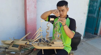 Napi Rutan Trenggalek Ciptakan Miniatur Kapal dari Limbah Bambu