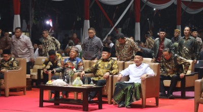 Pangdam Brawijaya Dampingi Panglima TNI Nonton Wayang Kulit Bareng Santri di Pasuruan