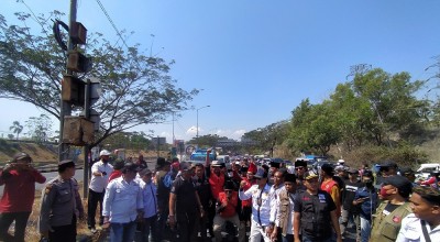 Ratusan Massa Blokade Akses Suramadu, Buntut Tetesan Air Garam dan Solar di Bangkalan