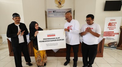 Berkolaborasi Kelola Air dan Sampah, Sampoerna Buat Biopori bersama Warga Karawang