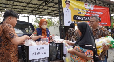 8 Ton Beras dan Telur di Operasi Pasar Badas Kediri Ludes Diserbu Masyarakat