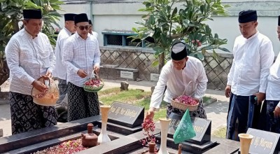 Anies Baswedan Ziarah Makam Pendiri NU di Jombang, Mampir ke Ibu Gus Imin Minta Doa Restu