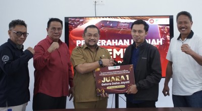 Terima Hadiah dari Mas Dhito, Pemenang Sayembara Nama Stadion Baru Kabupaten Kediri Full Senyum!