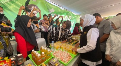 Tinjau Pasar Murah di Kediri, Khofifah Borong Minyak Goreng dan Peyek untuk Warga