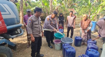 Polsek Klampis Salurkan 50 Ribu Liter Air Bersih Hadapi Kemarau Panjang di Bangkalan