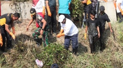 Antisipasi Banjir, Ratusan Personil TNI Bersihkan Sungai di Bangkalan