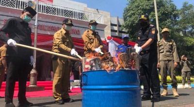 Rugikan Negara Rp 1 Miliar, Pemkab Tulungagung Bakar Satu Juta Rokok Ilegal