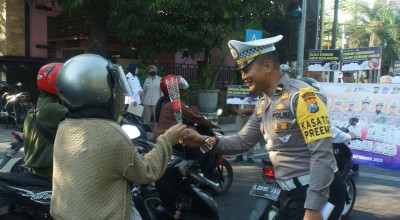 Polisi Lamongan Beri Bunga pada Pengguna Jalan, PDKT Ndan?