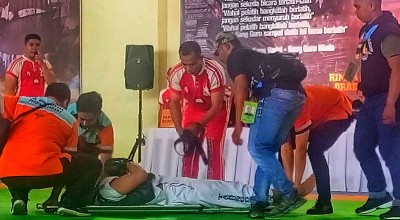 Atlet Tarung Derajat Putra Kelas 80 Kg Sidoarjo Ditandu pada Laga Pertama Karena Cidera