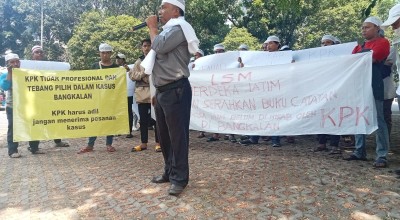 Masyarakat Bangkalan Unjuk Rasa di Depan Kantor KPK, Ini Tuntutannya