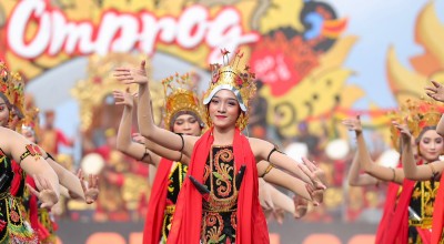 1200 Penari Meriahkan Festival Gandrung Sewu di Banyuwangi, Sandiaga Uno Sebut Sebagai Ikon Seni Nasional