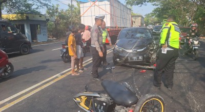 Brio Keluar Jalur Tabrak 2 Pemotor di Lamongan, Korban Pelajar Luka Parah
