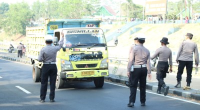 Akses Masuk Bangkalan Disekat, Puluhan Bonek Nekat Terobos, Lhoo Cak!