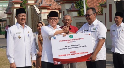 Bank Jatim Serahkan CSR Pembangunan Anjungan Dukcapil Mandiri dan Peralatan UMKM ke Pemkab Pamekasan