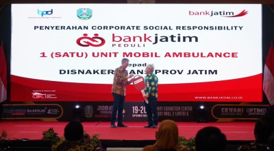 Peduli PMI, Bank Jatim Serahkan CSR Ambulans ke Disnakertrans