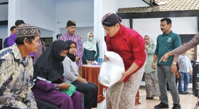 Tekan Laju Inflasi di Trenggalek, Mas Ipin Bagikan Sembako Murah